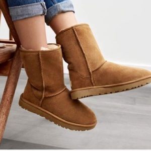 Classic Uggs Short Boots Sand color sz 8 preowned